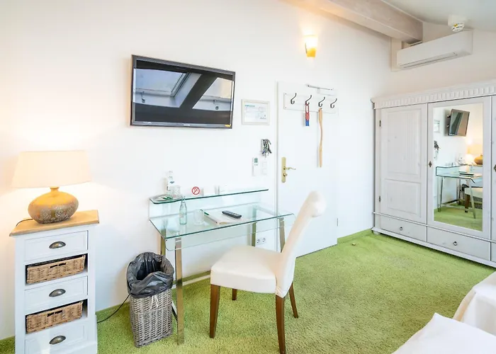 فندق Landhaus Hotel Wolfratshausen 4*