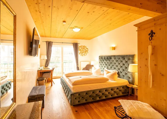 Landhaus Hotel Wolfratshausen فندق