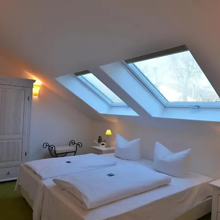 ホテル Landhaus Hotel Wolfratshausen 4*