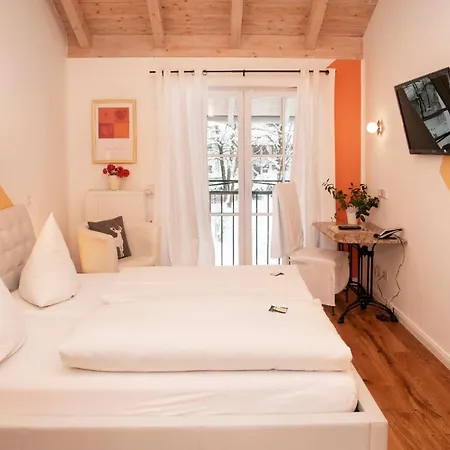 Landhaus Hotel Wolfratshausen ホテル 4*