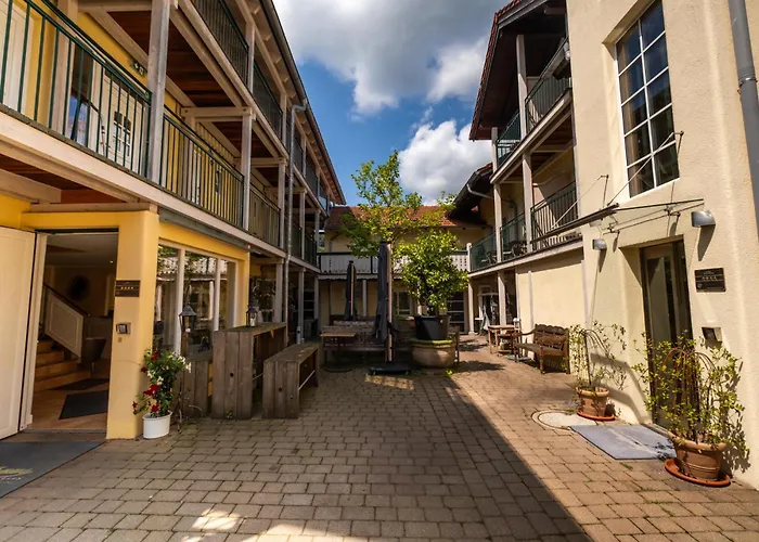 Отель Landhaus Hotel Wolfratshausen 4*